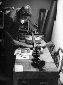Roger Mosser dans son atelier